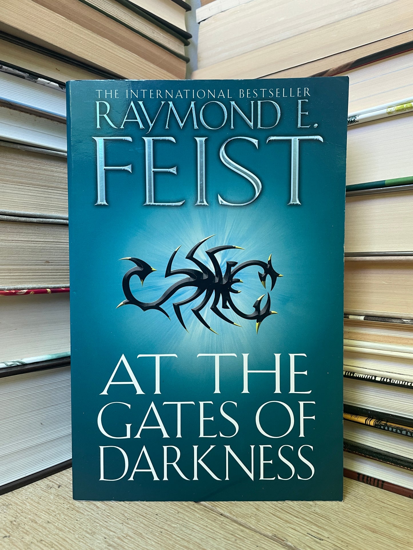 Raymond E. Feist - At the Gates of Darkness