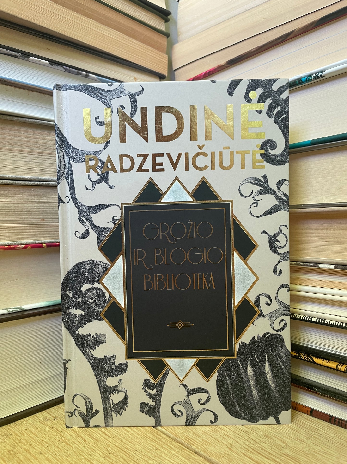 Undinė Radzevičiūtė - ,,Grožio ir blogio biblioteka"