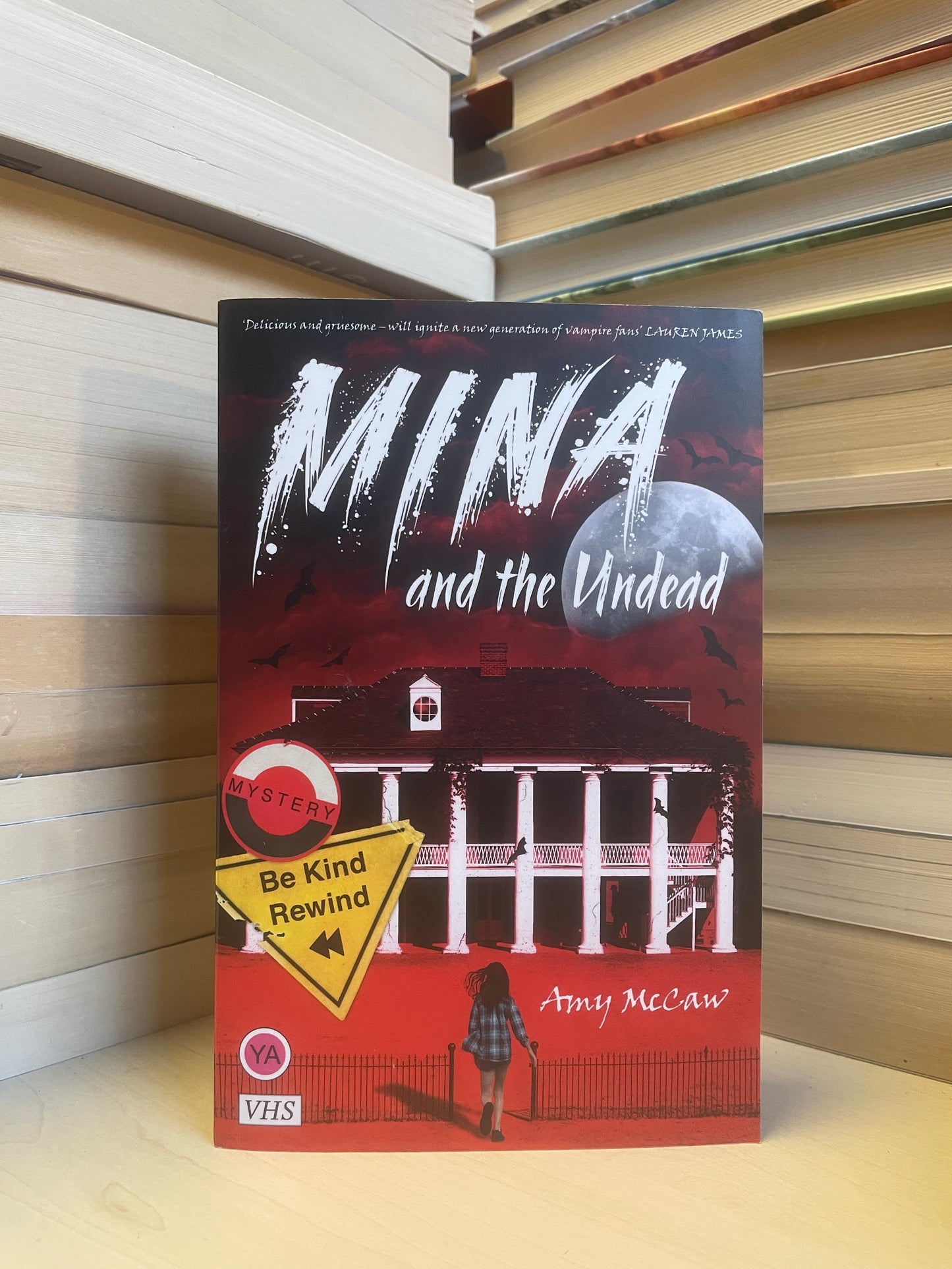 Amy McCaw - Mina and the Undead