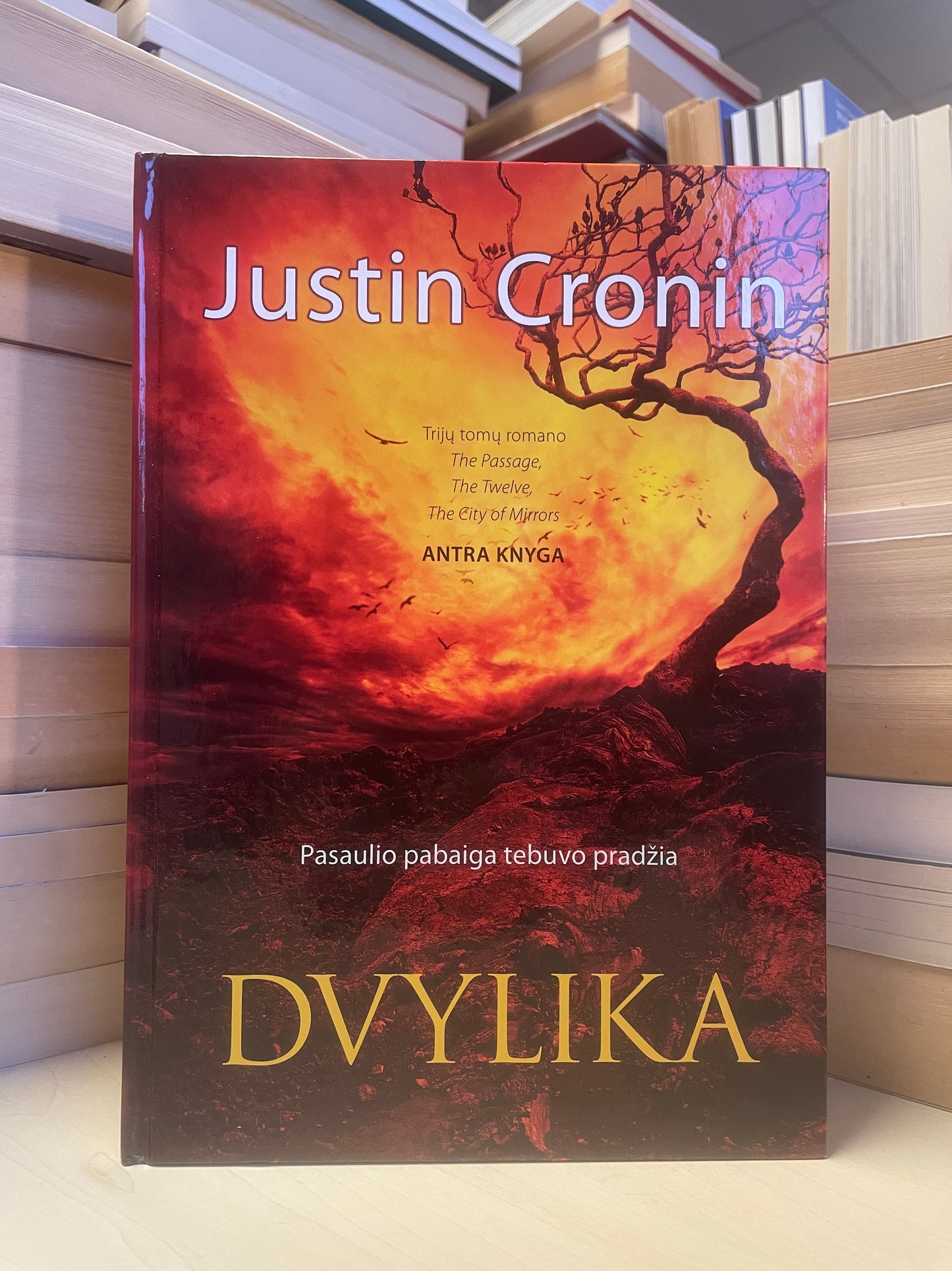 Justin Cronin - ,,Dvylika"