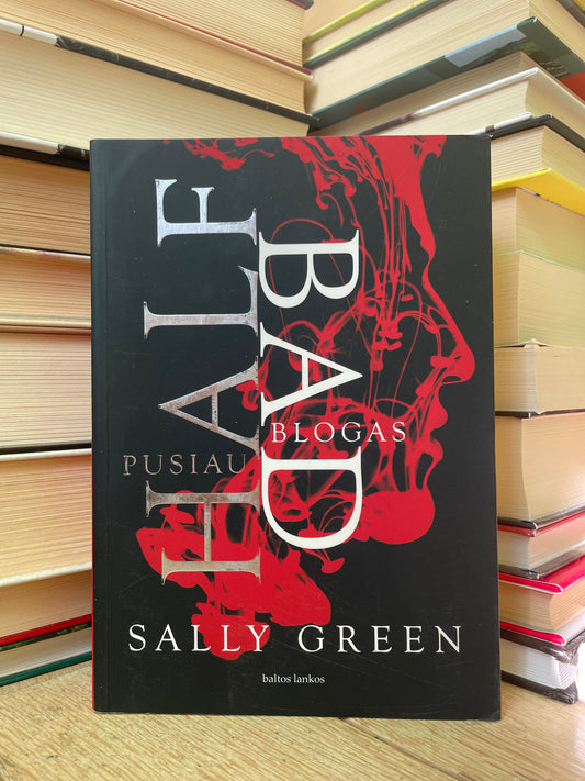 Sally Green - ,,Pusiau blogas"