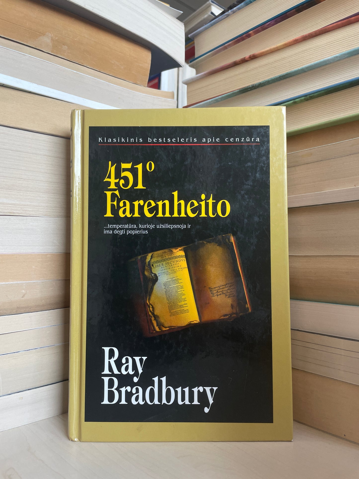 Ray Bradbury - ,,451 Farenheito"