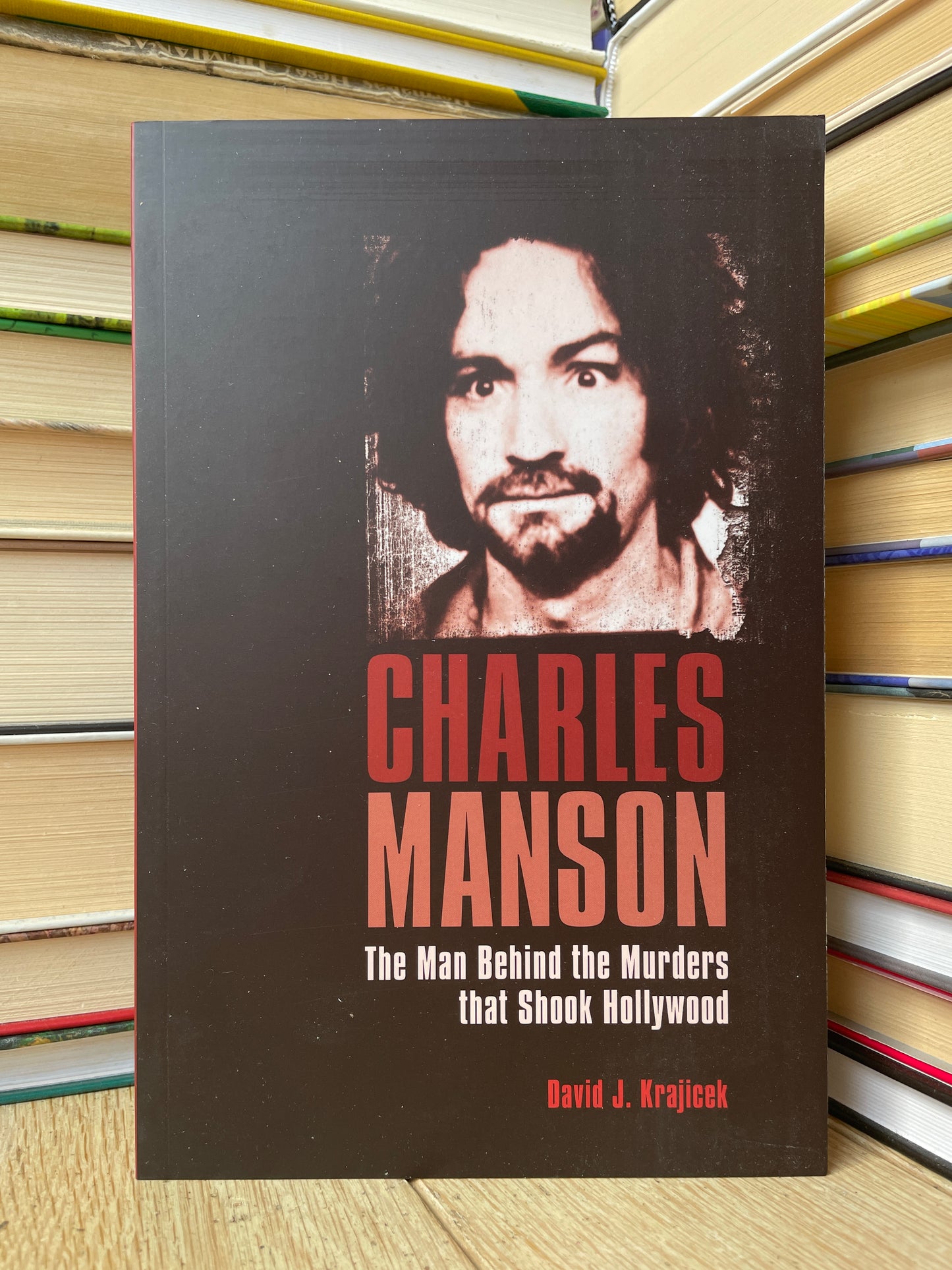 David J. Krajicek - Charles Manson: The Man Behind the Murders that Shook Hollywood (NAUJA)