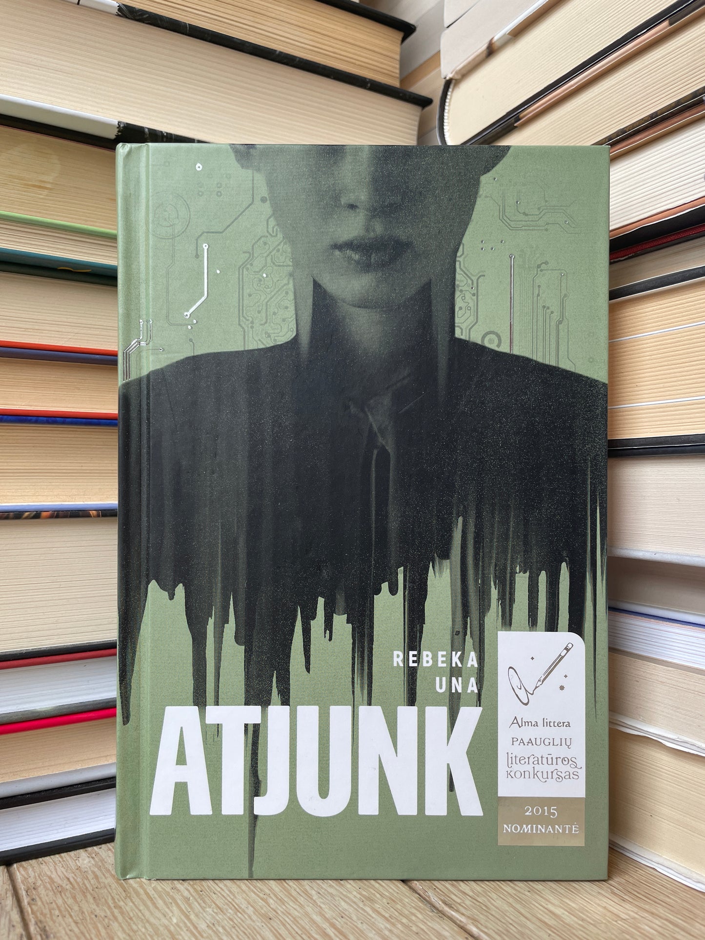 Rebeka Una - ,,Atjunk"